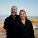 Kim et Perle, propriétaires du restaurant Côté Est à Kamouraska, qui posent aux bords du Fleuve Saint-Laurent / Kim and Perle, owners of Côté Est restaurant in Kamouraska, on the shores of the St. Lawrence River.