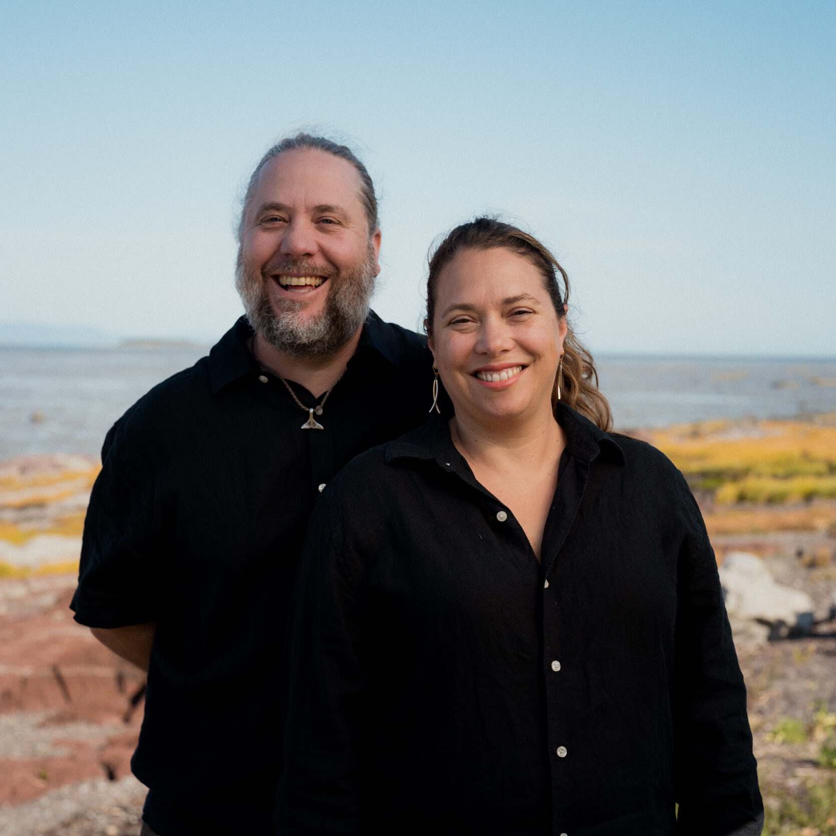 Kim et Perle, propriétaires du restaurant Côté Est à Kamouraska, qui posent aux bords du Fleuve Saint-Laurent / Kim and Perle, owners of Côté Est restaurant in Kamouraska, on the shores of the St. Lawrence River.